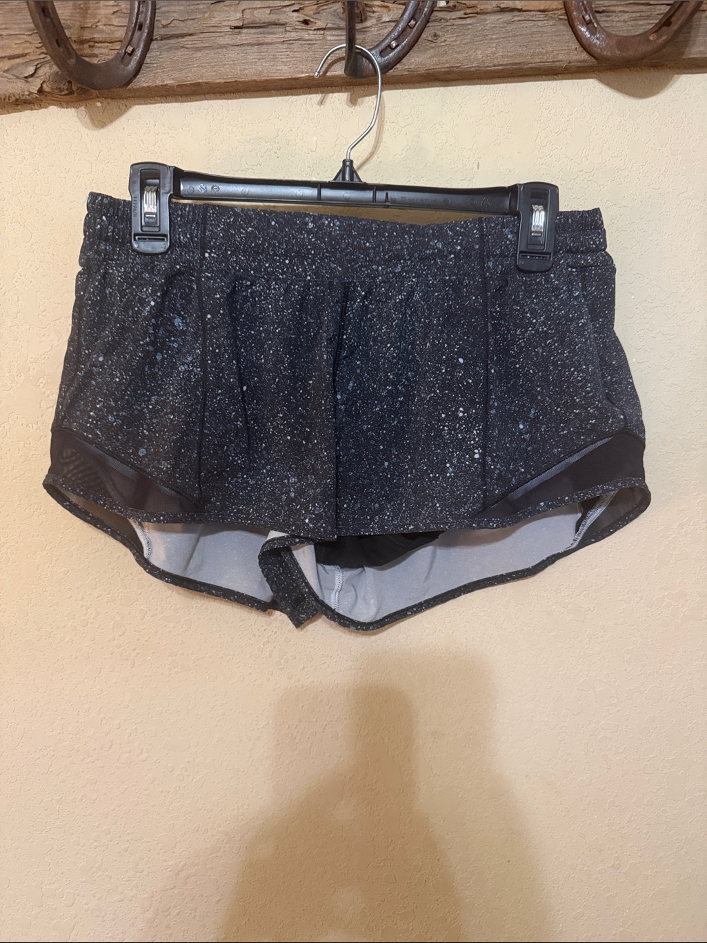 Lululemon Hottie Hot 2.5” Speckled Black Athletic Shorts With Built-In Liner